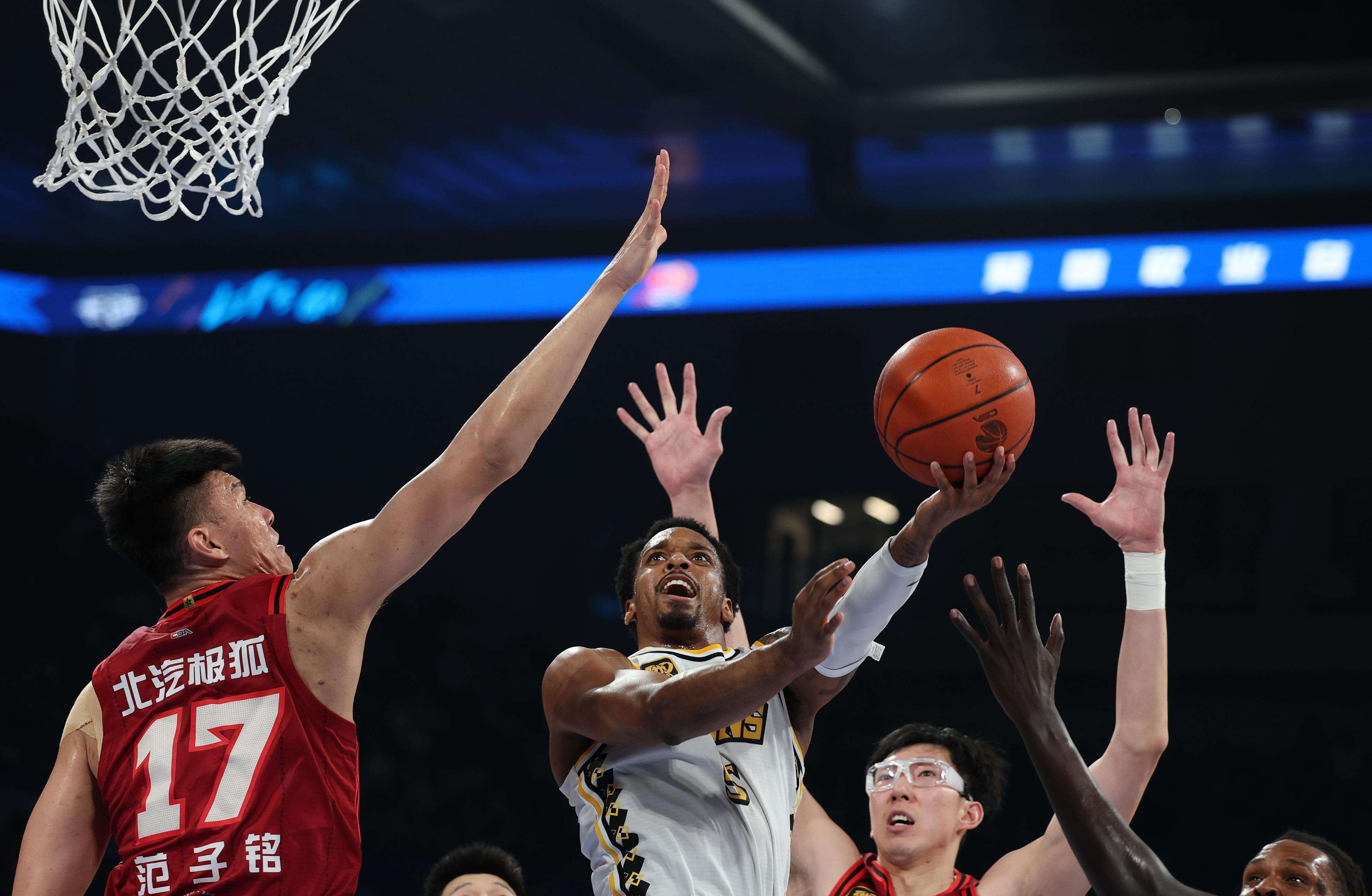 爱游戏-克里夫兰骑士训练开放日，今晨篮板制胜引欢呼，NBA总决赛在即，身体对抗强度拉满的简单介绍